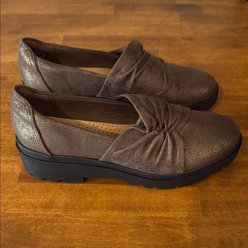 Clarks Collection Women's Brown Metallic Calla Style Ruched Loafers Size 7.5